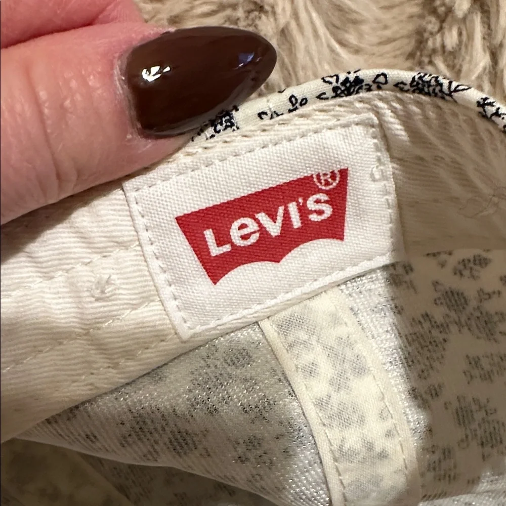 NWOT Levi’s adjustable baseball cap in white with navy floral print. - Picture 4 of 5
